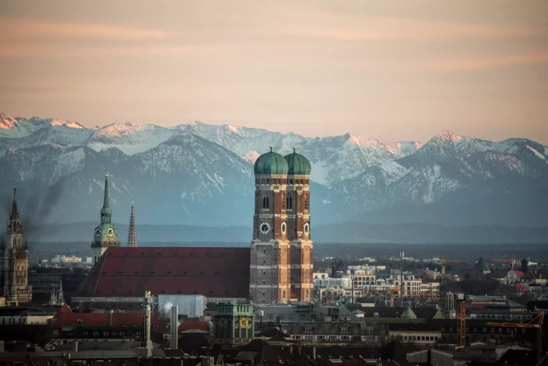 luftbildaufnahme des sonnenuntergangs in münchen mit der frauenkirche, golden hour, skyline