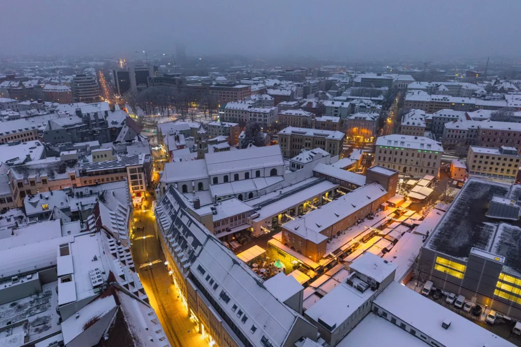 Blick auf die Augsburger Fußgängerzone und den Stadtmarkt an einem winterlichen Abend im Dezember