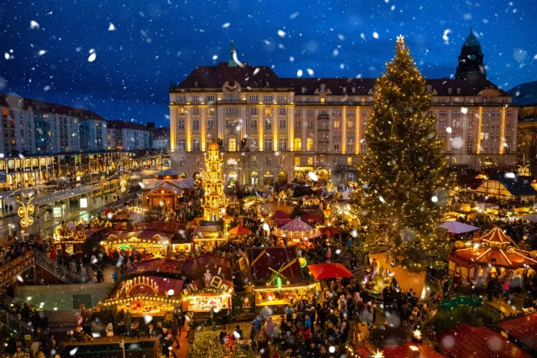 Les gens visitent le marché de Noël Striezelmarkt à Dresde, en Allemagne.