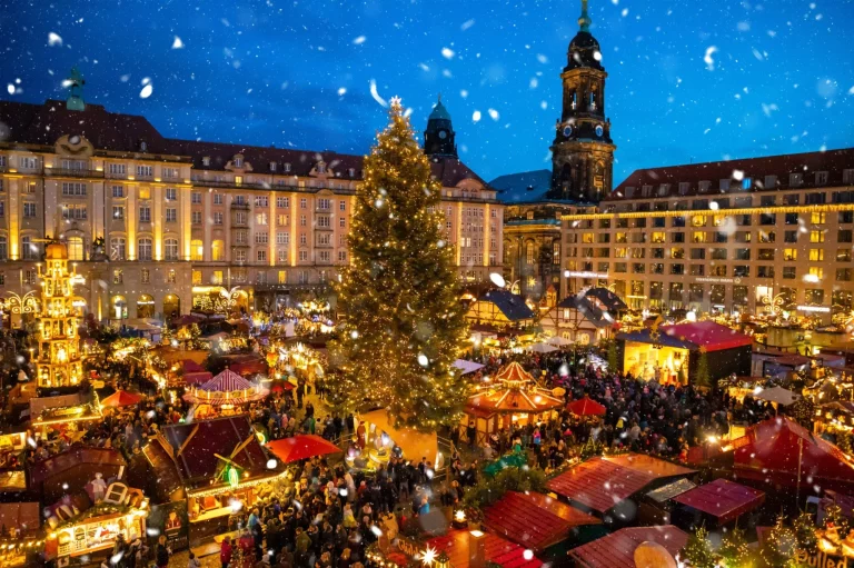 Menschen besuchen den Weihnachtsmarkt Striezelmarkt in Dresden, Deutschland
