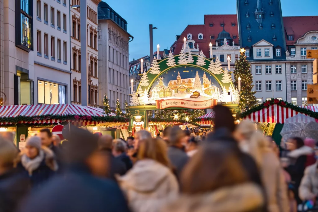 Leipziger Weihnachtsmarkt 2022 - Dynamisch bewegende Menschenansammlungen am ersten Eröffnungstag, während der Corona-Pandemie