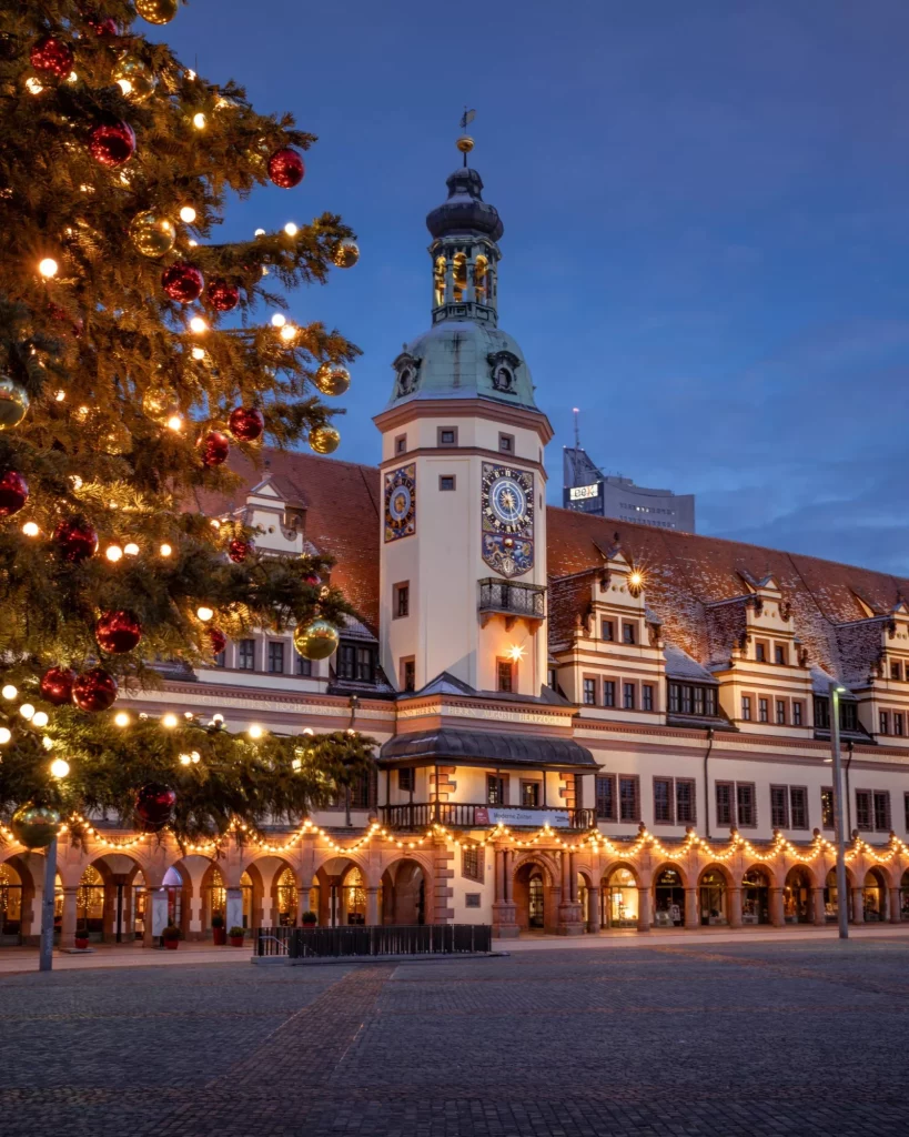 Weihnachtlich geschmückter Marktplatz und Altes Rathaus zu Leipzig