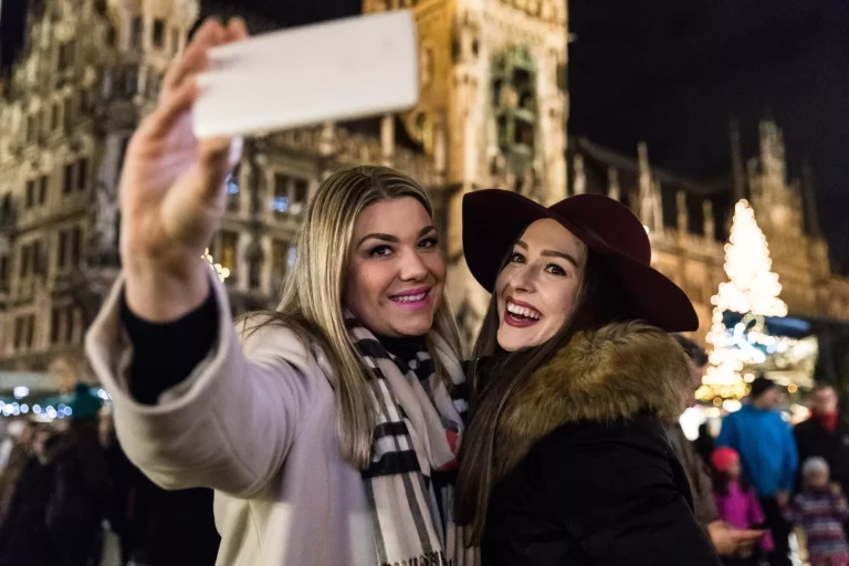Frauen machen ein Selfie auf dem Weihnachtsmarkt in München