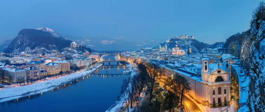 Blick auf Salzburg Stadt im Winter - Abendstimmung