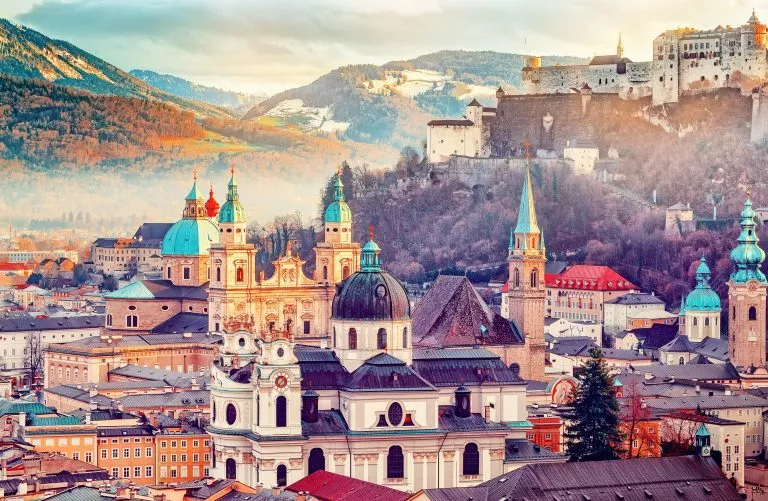 Salzburg, Österreich, Europa. Stadt in den Alpen von Mozart Geburt.  Panoramablick auf die Skyline von Salzburg mit der Festung Hohensalzburg und im Herbst. Berühmte Stadt und beliebtes internationales Reiseziel.