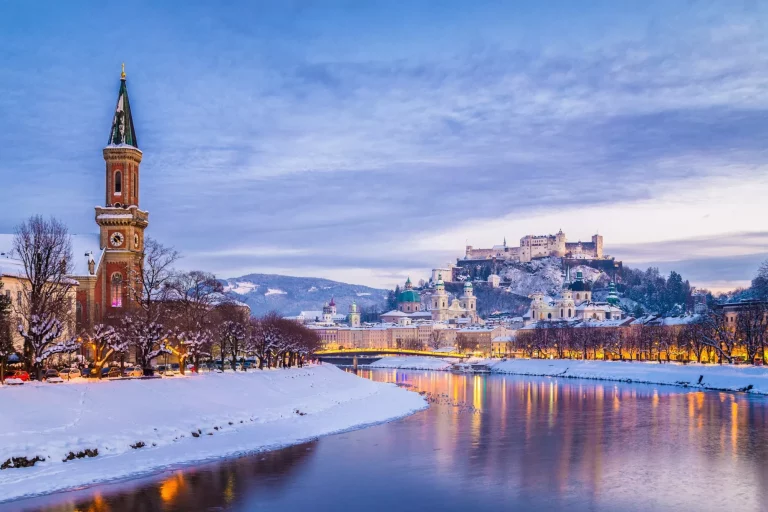 Vista clásica de Salzburgo en Navidad en invierno, Austria