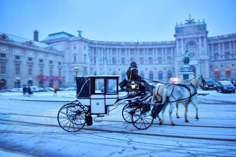 Hestevogn i Wien Østerrike på en vinterkveld i byen med vakkert snøfall