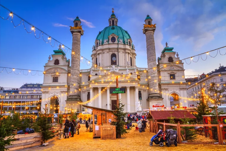 Paysage urbain festif - vue du marché de Noël sur la Karlsplatz (place Charles) et de la Karlskirche (église Saint-Charles) dans la ville de Vienne, en Autriche.