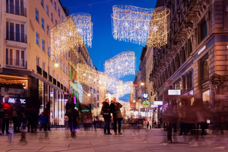 Austria, Viena - Calles céntricas de Viena por la noche. Decoración de año nuevo y navidad.