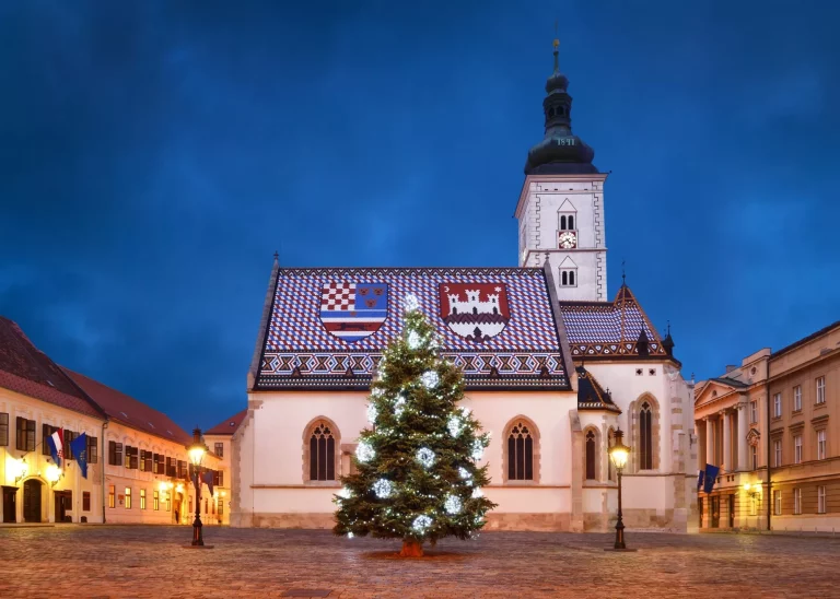 Markuskirken ved juletider, Zagreb, Kroatia.