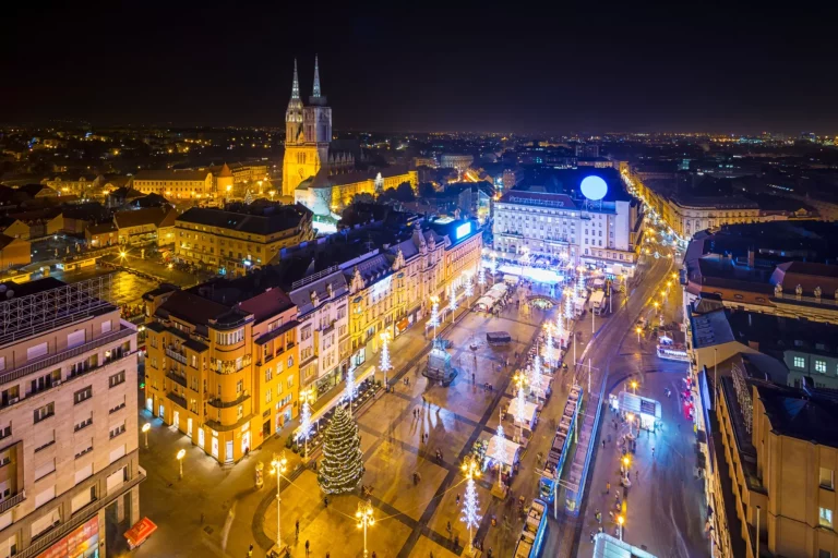 Vista aérea de la plaza principal de Zagreb, Croacia, decorada con motivos festivos.
